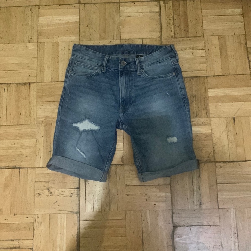 Selling man shorts in very good condition any questions feel free to ask 😊